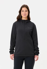 Felpa nera con cappuccio, tessuto leggero e strutturato, zip frontale, logo discreto sul petto, maniche lunghe, vestibilità comoda.