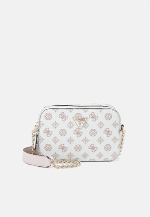 Petit sac bandoulière blanc avec motif logo beige, emblème triangulaire Guess doré et chaîne dorée avec détail en cuir rose.