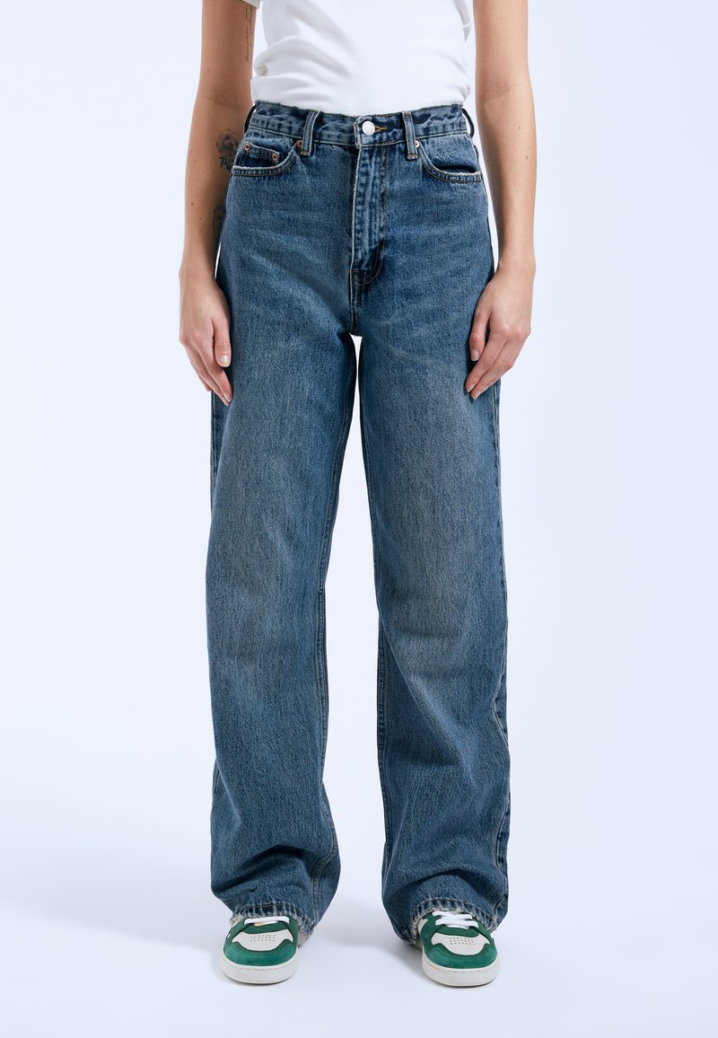 Blauwe high-waisted denim jeans met een relaxte pasvorm, voorzien van een klassiek vijf-pocket ontwerp, subtiele vervaging en een ritssluiting.