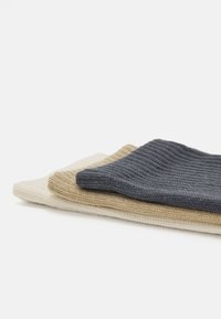 New Balance ESSENTIALS CUSHIONED CREW SOCKS PATCH LOGO 3 PACK - Čarape - beige/sand/anthracite