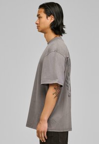 Fast and Bright JUSTICE TEE - T-shirts med print - grey