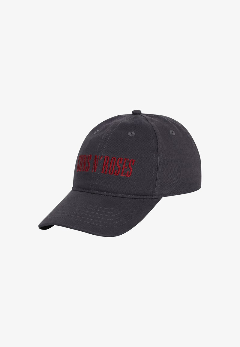 Gorra de béisbol de algodón negra con el texto bordado en rojo "GUNS N' ROSES" en la parte frontal, con visera curva y seis agujeros de ventilación.