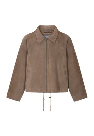 Taupe læderjakke med lynlås foran, spidst krave og raglanærmer. Har en snøre i kanten og en glat, mat tekstur.