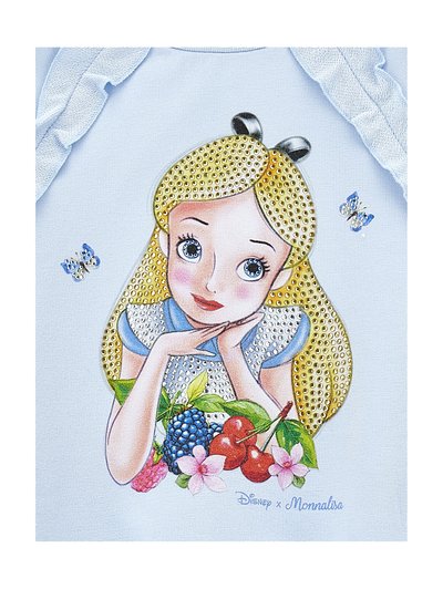 Camisa de color azul claro con un diseño impreso de una chica con largo cabello rubio, rodeada de frutas y mariposas; acentuada con rhinestones.