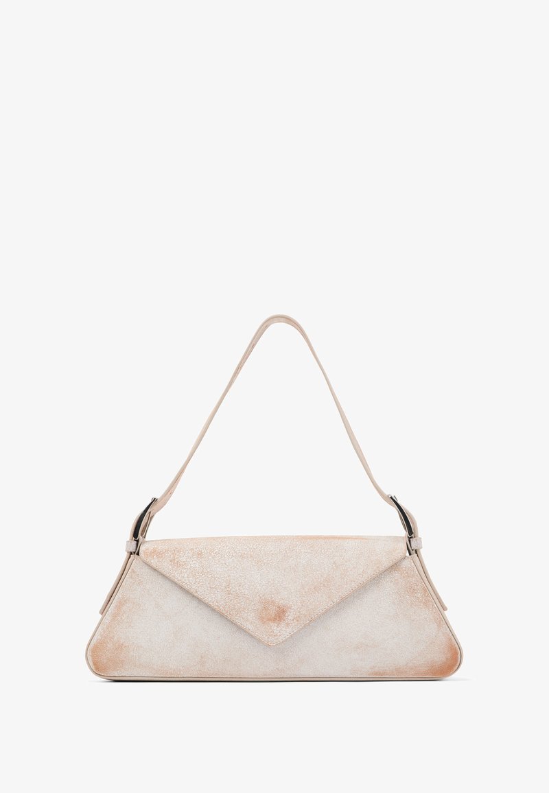 Borsa a tracolla in suede beige con design triangolare, texture liscia e una sola tracolla. Presenta una chiusura a pattina e minimal hardware.