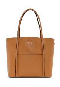 Tan leren tas met twee lange handvatten, een strakke vorm en een zak aan de voorkant. Heeft subtiele branding aan de voorkant en contrasterende stiksels.