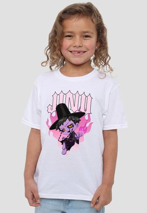 Lächelndes Kind mit lockigem Haar trägt ein weißes T-Shirt mit einer lila Cartoonfigur in schwarzem Hut, pinken Flammen und dem Text "JINU".