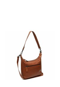 Bruine leren schoudertas met een gebogen vorm, verstelbare schouderband, voorzak met rits en een gladde textuur. Bevat subtiele branding.