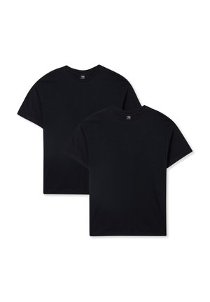 T-shirt in cotone nere, design a girocollo, maniche corte, con una texture liscia. Due magliette impilate, che mostrano le vedute frontali.