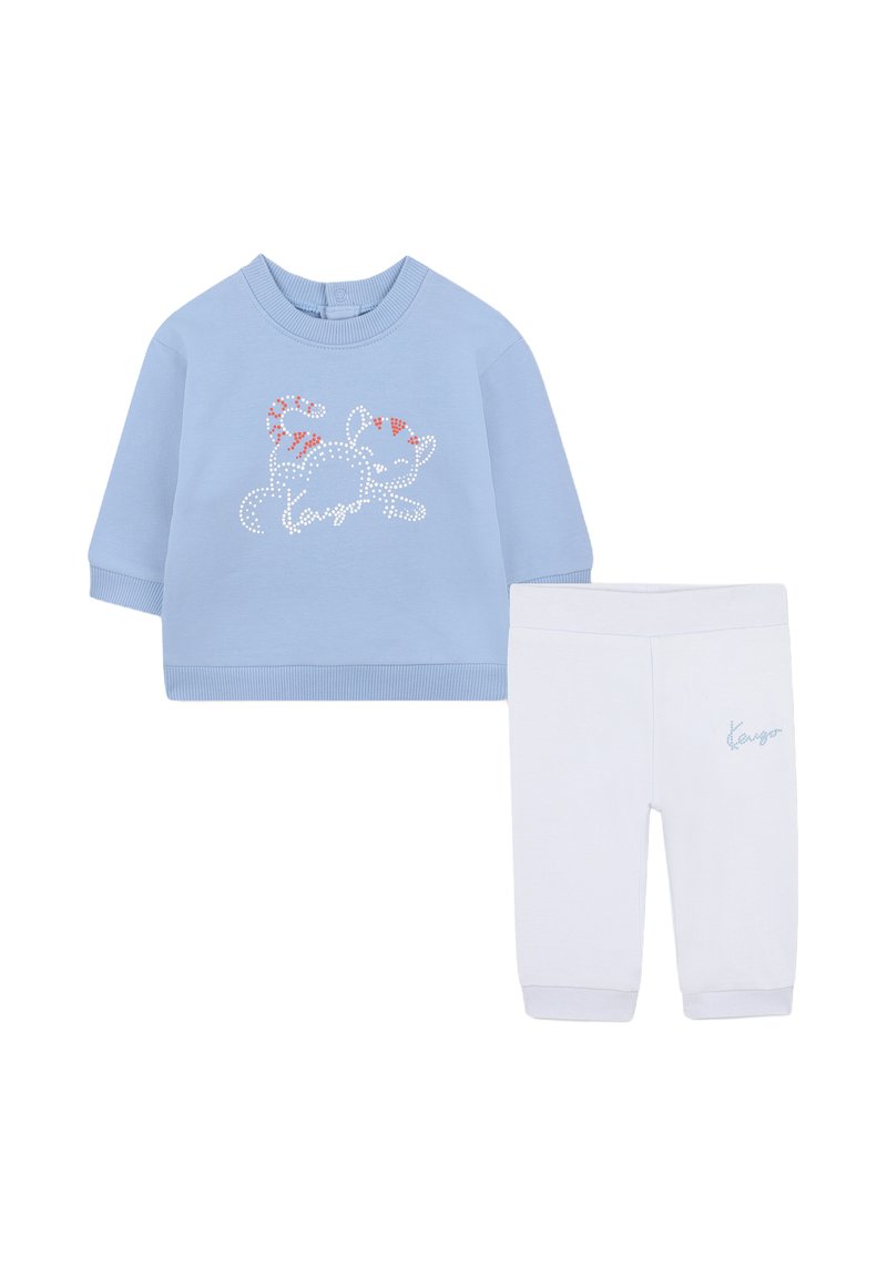 Błękitny sweatshirt z grafiką kota ozdobioną małymi kolorowymi detalami, w połączeniu z białymi elastycznymi spodniami zDelikatnym logo.