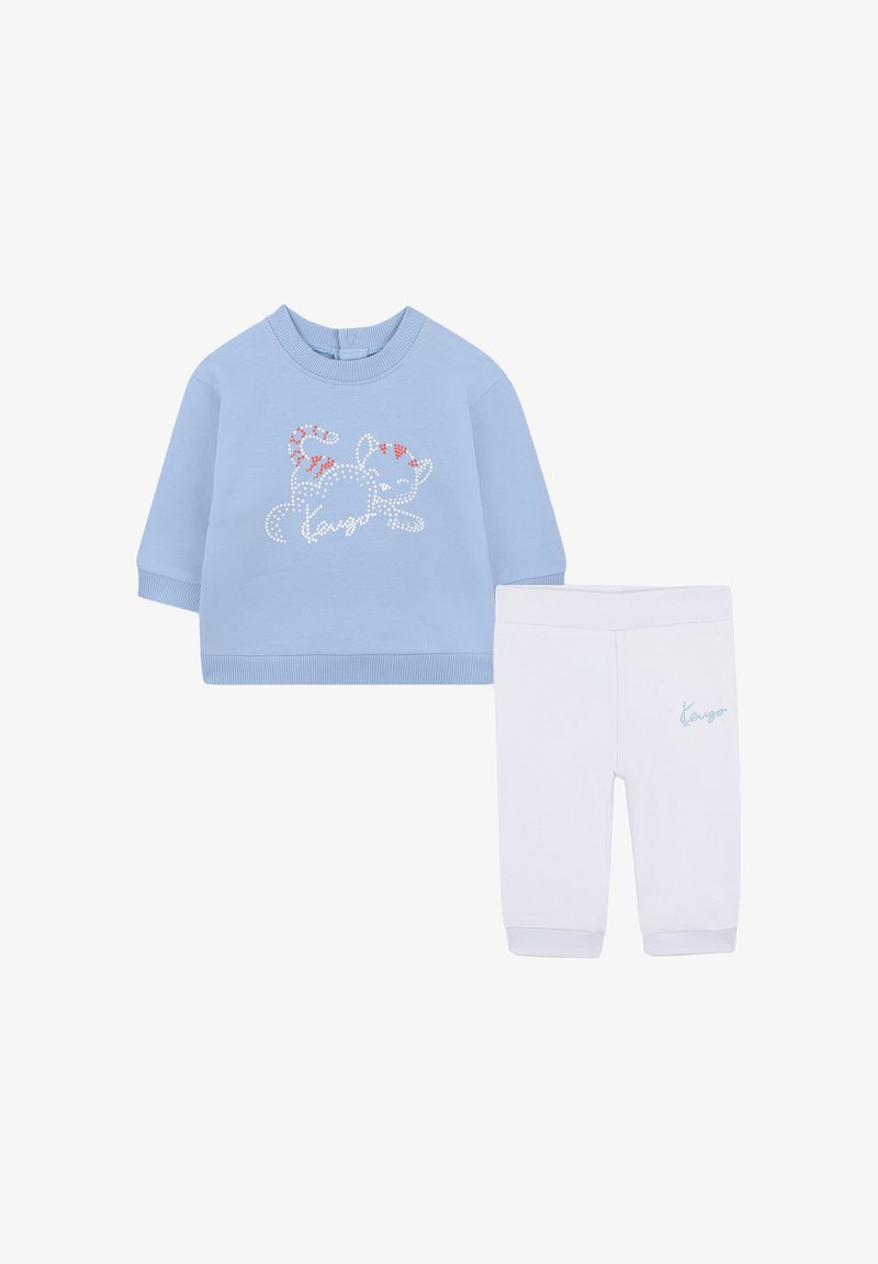 Błękitny sweatshirt z grafiką kota ozdobioną małymi kolorowymi detalami, w połączeniu z białymi elastycznymi spodniami zDelikatnym logo.