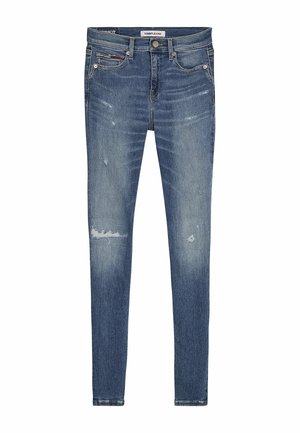 Jean slim bleu avec légère usure, cinq poches, fermeture par bouton et étiquette Tommy Jeans sur la ceinture.