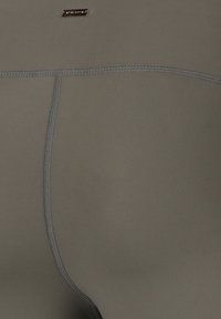 Grau gefütterte Leggings mit einer glatten Textur, Kontrastnähten und einem kleinen metallischen Logoetikett am Bund.