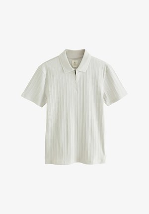 Biela polo košeľa s krátkym rukávom, s vertikálnou rebrovanou textúrou a polozipovým golierom, položená na bielom pozadí.