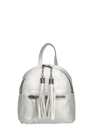 Metalen zilverkleurige faux leren rugzak met twee voorste ritszakken, afgewerkt met twee decoratieve witte franjes en een handvat aan de bovenkant.