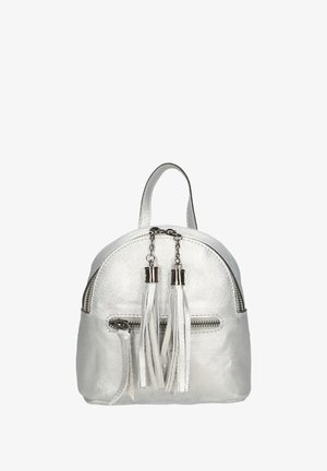 Metalen zilverkleurige faux leren rugzak met twee voorste ritszakken, afgewerkt met twee decoratieve witte franjes en een handvat aan de bovenkant.