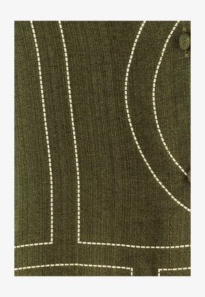 Groene stof met witte stikpatronen die lijnen en krommingen vormen. De textuur lijkt glad met een subtiele glans. Knopdetail zichtbaar.