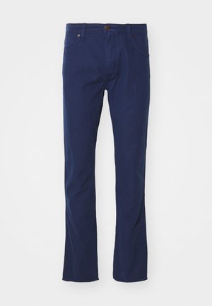 Pantaloni in cotone blu navy con design a gamba dritta, dotati di chiusura con bottone e tasche frontali. Texture liscia con dettagli di cucitura minimali.