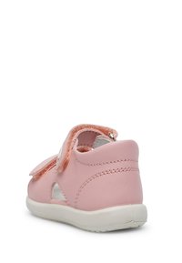 Rosa Leder-Schuh für Kinder mit atmungsaktivem Design, ausgestattet mit einem Klettverschluss und ausgeschnittenen Details sowie einer weißen Gummisohle.