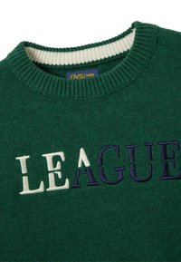 Maglione verde lavorato a maglia con colletto a coste, caratterizzato da ricamo della parola "LEAGUE" in lettere bianche e blu navy. Texture morbida e design casual.