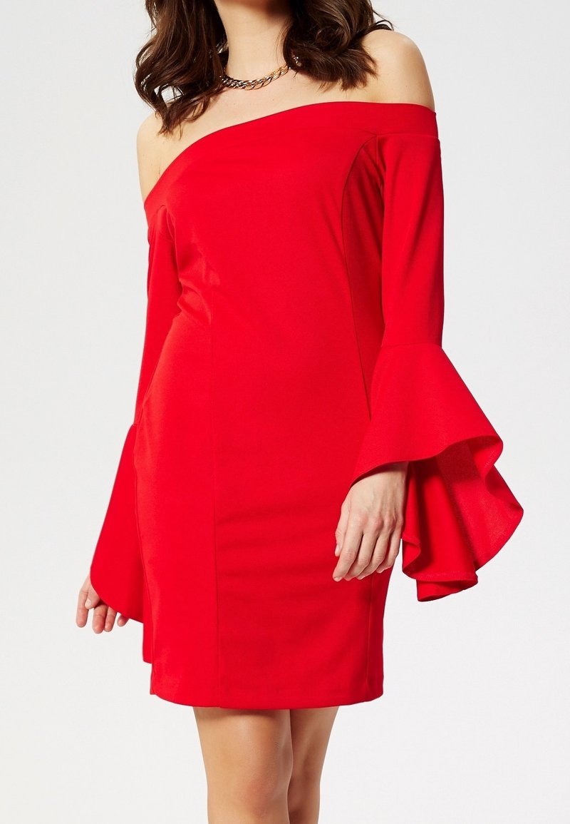 Robe rouge épaules dénudées avec des manches longues évasées. Confectionnée dans un tissu lisse, elle présente une silhouette ajustée et un design minimaliste.