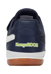 Dunkelblauer Sneaker mit Obermaterial aus Mesh, weißem Riemen und grünem "KangaROOS"-Logo. Verfügt über eine glatte Lederferse und eine braune Gummisohle.