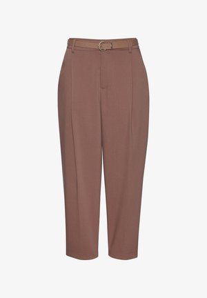 Bruine, op maat gemaakte broek met hoge taille, voorplooien en een bijpassende smalle riem met een kleine zilveren gesp.