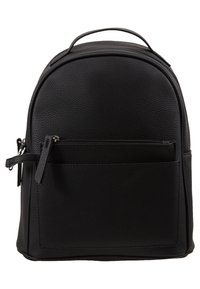 Sac à dos compact en cuir noir avec fini texturé, poche avant zippée, poignée supérieure et sangle latérale réglable.