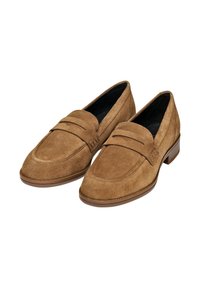 Mocassins en daim marron, avec un bout arrondi, une couture décorative et un détail subtil de fente pour pièce ; talon bas empilé et doublure intérieure douce.
