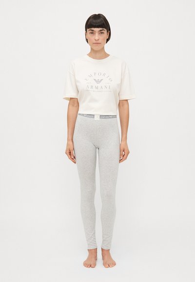 Hvid cropped t-shirt med grå Emporio Armani grafik, parret med lysegrå leggings med tætsiddende design og logo-linning.