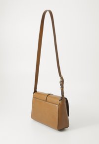 Sac à main en cuir brun de forme rectangulaire, avec une bandoulière réglable et un détail de pli à l'avant. Texture lisse avec des accents de couture soignés.