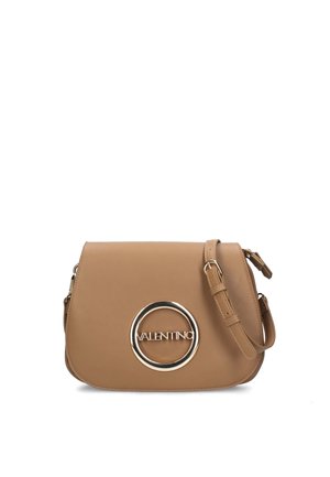 Borsa a tracolla in pelle beige con texture liscia, hardware ovale in tono oro e il nome del brand "VALENTINO" impresso al centro.