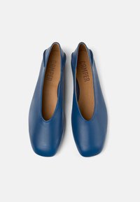 Ballerine in pelle blu con design aperto, texture liscia, punta arrotondata e interno con il logo "Camper".