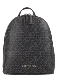 Czarny plecak z eko skóry z powtarzającym się wzorem logo, zamknięciem na zamek i dwoma górnymi uchwytami. Charakteryzuje się gładką fakturą i eleganckim, zaokrąglonym kształtem.