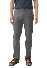 Grå, texturerade byxor med rak passform, som har en enkel knappstängning, sidofickor och bruna sandaler med remmar.