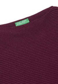 Maglione a coste borgogna con collo rotondo e etichetta verde "United Colors of Benetton". La texture è morbida e presenta righe verticali.
