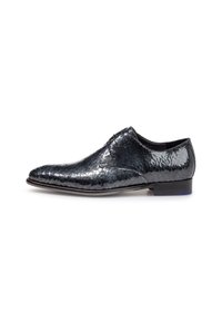 Scarpa da uomo in pelle nera con una finitura lucida e testurizzata che ricorda le squame, punta affilata e tacco basso. Presenta una chiusura con lacci.