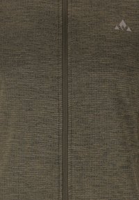 Oliven grøn zip-up jakke med en tekstureret finish, der har en central lynlås og en diskret logoaccents på den øverste højre side.