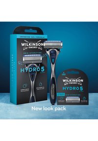 Wilkinson Sword Hydro 5 -partaveitsi, jossa on viisi terää, ihon kosteuttava geeli ja vaihdettavat terät sinisellä taustalla.