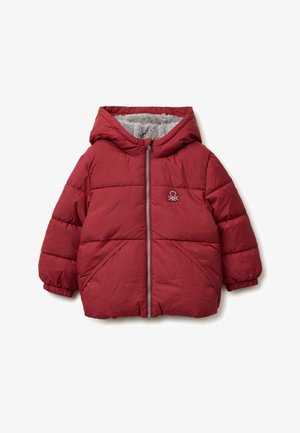 Rote Pufferjacke mit Kapuze, Reißverschluss vorne, grauem Futter und elastischen Bündchen. Verfügt über diagonale Nähte und ein kleines Logo auf der Brust.