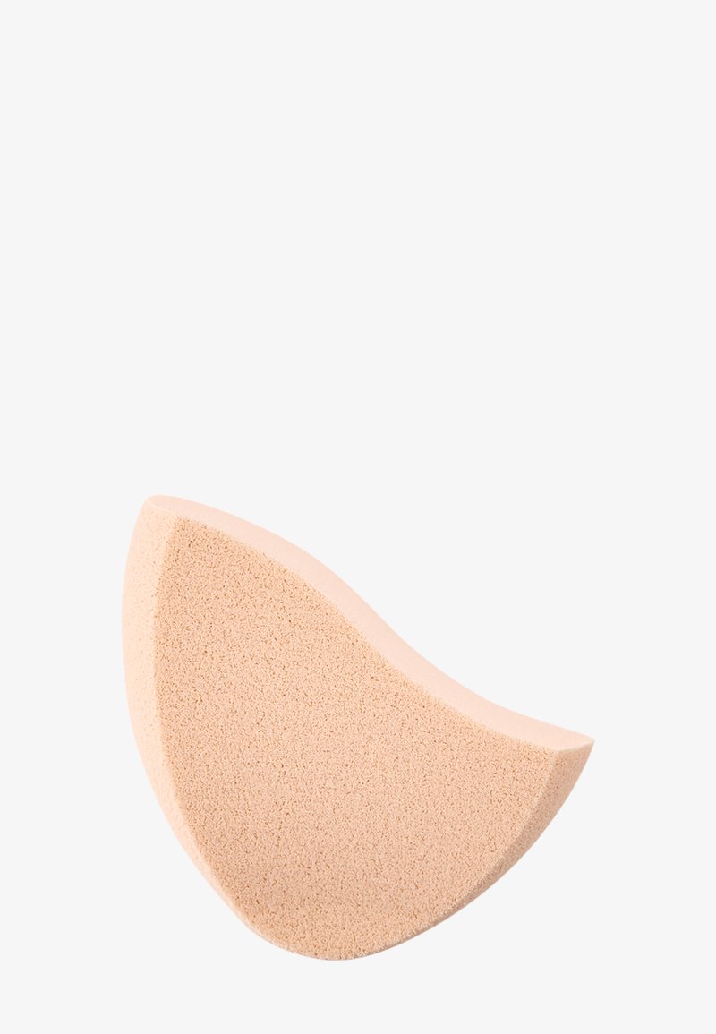 Persiko-färgad makeup-svamp med en rundad, böjd form. Mjuk, porös textur; utformad för jämn applicering av produkter.