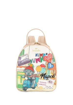 Zaino beige con illustrazioni colorate della città di Napoli, tra cui un cane su uno scooter, palloncini, vetrine e dettagli di testo in italiano.