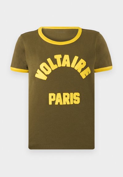 Λαδί κοντομάνικο t-shirt με κίτρινο ριμπ γιακά και μανσέτες, διακοσμημένο με κίτρινη κεντητή επιγραφή "VOLTAIRE" και "PARIS".