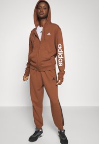 adidas Sportswear ESSENTIALS LINEAR FULL-ZIP - Mikina so zipsom - preloved brown/white