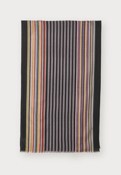 Écharpe noire rayée en tissu doux, ornée de rayures verticales multicolores dans des teintes de rouge, bleu, jaune et vert. Les bords sont à franges.