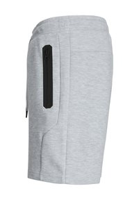 Hellgraue knielange Shorts mit einer schwarzen, vertikalen Reißverschlusstasche auf der linken Seite und einem elastischen Bund.