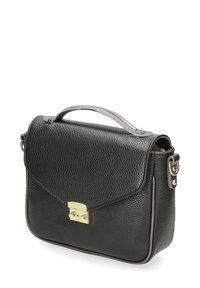 Borsa a mano in pelle nera con finitura testurizzata, un fermaglio dorato e una tracolla removibile. Presenta una maniglia superiore e una chiusura a patta.