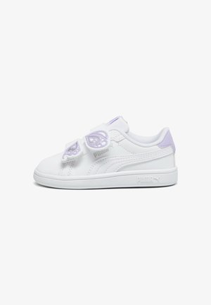 Weiße Sneakers mit lila Akzenten, ausgestattet mit Klettverschlüssen in Schmetterlingsform, aus glattem Synthetikmaterial und mit einer flachen Gummisohle.