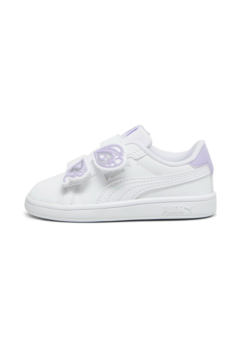 Baskets blanches avec des accents violets, dotées de bandes velcro en forme de papillon, en matériau synthétique lisse et avec une semelle en caoutchouc plate.