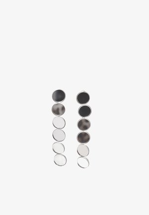 Orecchini in argento con un design lineare caratterizzato da dischi circolari alternati nei colori nero, grigio e bianco, con sfumature e finiture variabili.